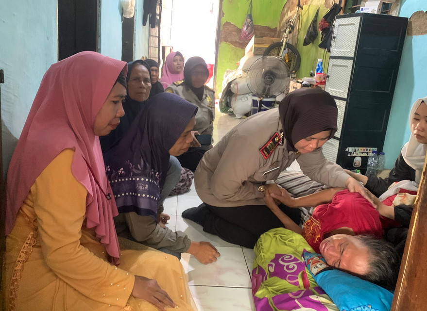 Polres Pasuruan Takziah dan Berikan santunan untuk Korban Laka di Perlintasan Kereta